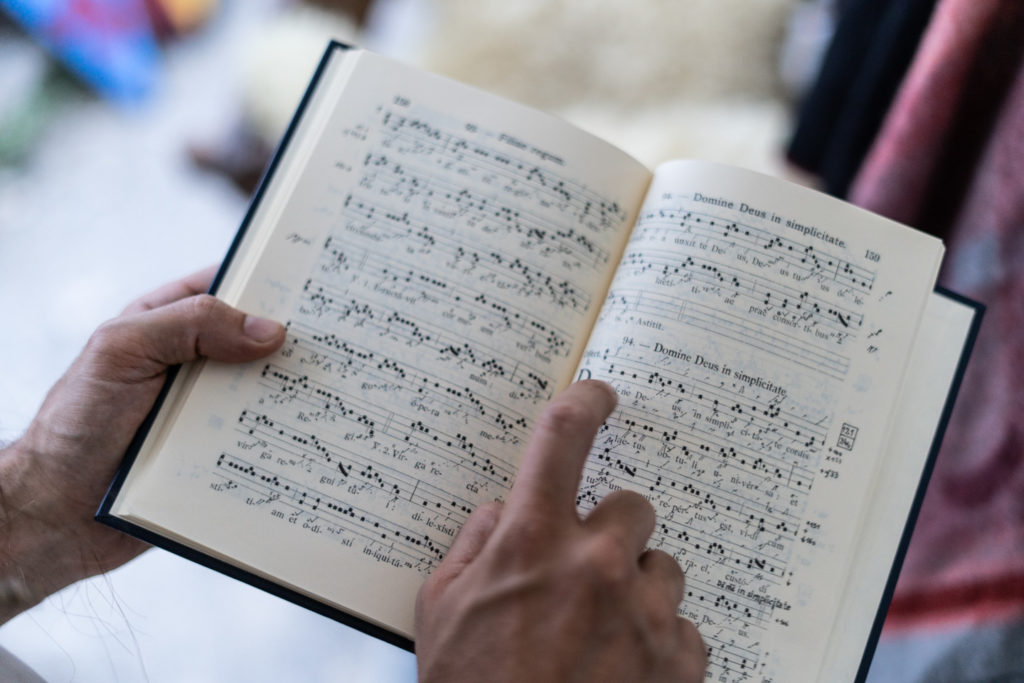 Un livre de musique médiévale appartenant au troubadour de la compagnie médiévale "Les Faydits d'Oc". Les notations d'époque marquaient le rythme de la mélodie mais pas les hauteurs des notes. Rivière-sur-Tarn, août 2020.