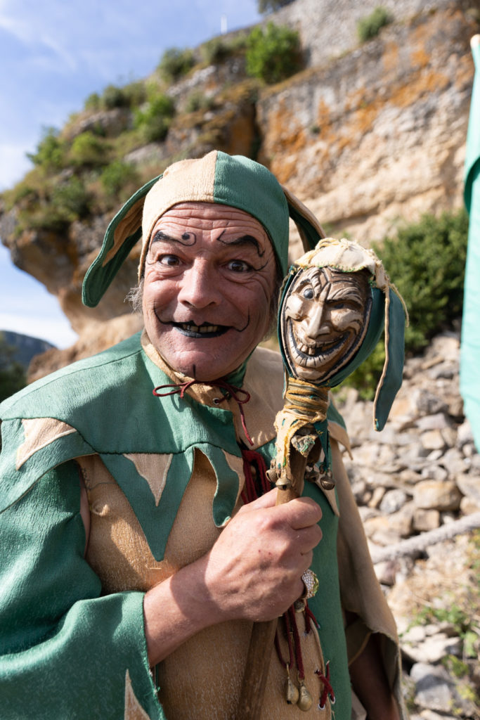 Tapaillo, fou du roi dans la compagnie médiévale "Les Faydits d'Oc", manace frère Tancrède lors d'une représentation de la troupe au château de Peyrelade. Rivière-sur-Tarn, août 2020.