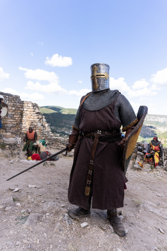 Sire Yvan, de la compagnie médiévale "Les Faydits d'Oc", prêt au combat avec épée, bouclier, heaume et cote de maille pendant une représentation au château de Peyrelade. Rivière-sur-Tarn, août 2020.