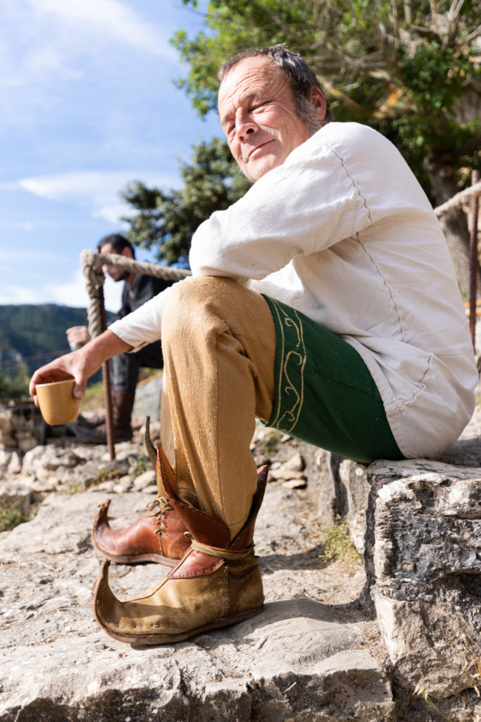 Bruno est Tapaillo, fou du roi dans la compagnie médiévale "Les Faydits d'Oc". Il se prépare à jouer devant les visiteurs du château de Peyrelades. Rivière-sur-Tarn, août 2020.