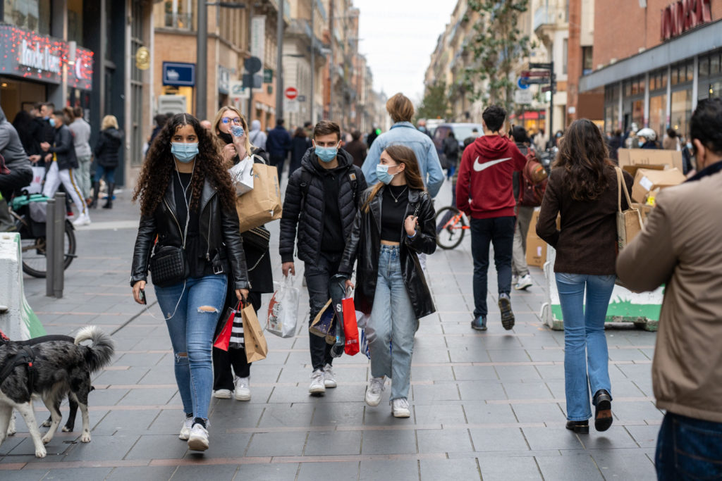 Un groupe de jeunes portent leurs achats sur la rue Alsace-Lorraine pendant les courses de Noël en centre ville. Toulouse, le 21 décembre 2020.