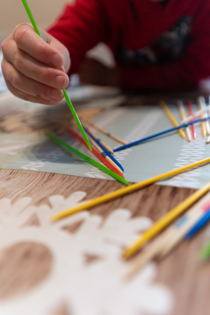 Une partie de mikado. Alors que se profile le spectre de possibles restrictions sanitaires, les vacances de Noël ont été l’occasion pour les parents d’enfants en bas âge d’expérimenter le confinement en famille.  Les jeux de société traditionnels ont connu un essor commercial considérable pendant l'année 2020. Toulouse, décembre 2020.