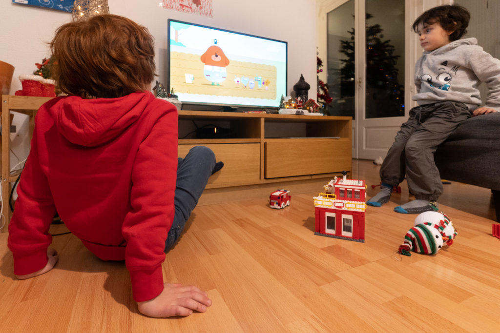 Deux enfants regardent un dessin-animé. Alors que se profile le spectre de possibles restrictions sanitaires, les vacances de Noël ont été l’occasion pour les parents d’enfants en bas âge d’expérimenter le confinement en famille. Toulouse, décembre 2020.