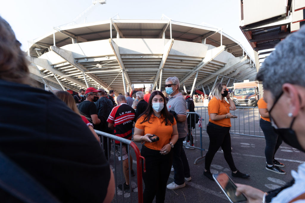 Une hôtesse d'accueil s'apprête à vérifier l'abonnement d'un membre du public. Près de 19000 contrôles de pass sanitaire ont été effectués dimanche soir au stade Ernest Wallon à l’occasion de la rencontre entre le Stade Toulousain et le Rugby Club Toulonnais, qui s’est jouée à guichet fermé. Après une année de matches à huis-clos en raison de la crise sanitaire, le public s’est rendu en masse au stade à l’occasion du match de clôture de la 2e journée du Top 14, que le Stade Toulousain a remporté 41 à 10. Toulouse, stade Ernest Wallon, le 12 septembre 2021.