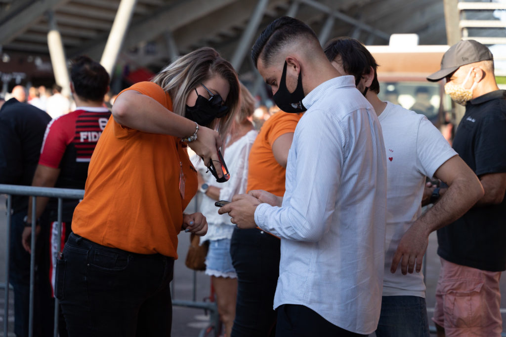 Une hôtesse d'accueil vérifier l'abonnement d'un membre du public.  Près de 19000 contrôles de pass sanitaire ont été effectués dimanche soir au stade Ernest Wallon à l’occasion de la rencontre entre le Stade Toulousain et le Rugby Club Toulonnais, qui s’est jouée à guichet fermé. Après une année de matches à huis-clos en raison de la crise sanitaire, le public s’est rendu en masse au stade à l’occasion du match de clôture de la 2e journée du Top 14, que le Stade Toulousain a remporté 41 à 10. Toulouse, stade Ernest Wallon, le 12 septembre 2021.