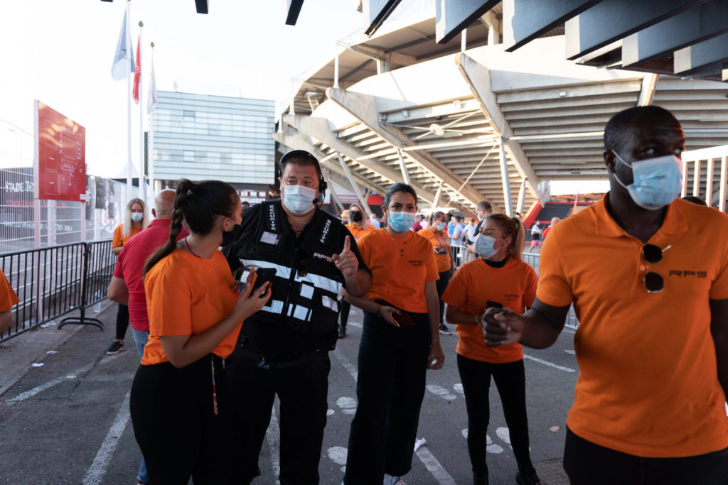 Un responsable de la sécurité brieffe les agents d'accueil à l'entré du stade. Après une année de matches à huis-clos en raison de la crise sanitaire, le public a pu de nouveau se rendre au stade Ernest Wallon à l’occasion du match de clôture de la 2e journée du Top 14. Champion de France en titre, le Stade Toulousain recevait le Rugby Club Toulonnais. Le match s'est joué à guichets fermés et près de 19000 contrôles de pass sanitaires ont été effectués à l'entrée du stade. Le Stade Toulousain l’a remporté par 41 à 10. Toulouse, stade Ernest Wallon, le 12 septembre 2021.