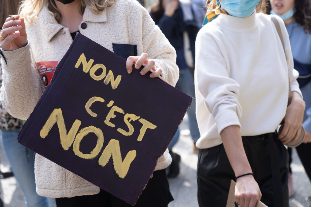 Une manifestante montre une pancarte sur laquelle on peut lire "Non c'est non" lors de la manifestation pour la journée sur les droits des femmes. Toulouse, 8 mars 2021.