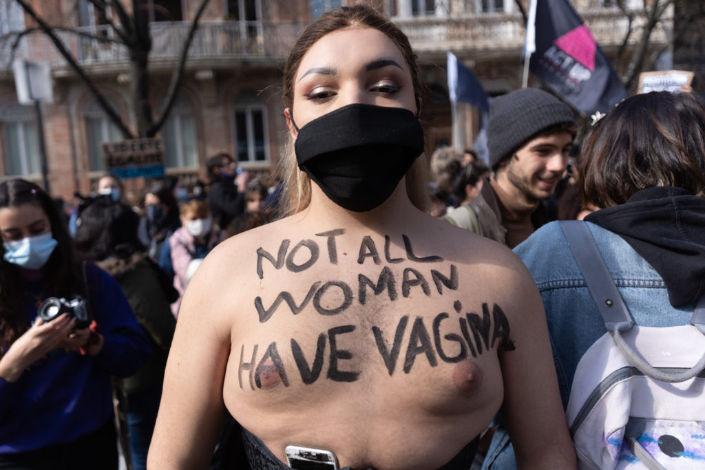 Une manifestante transgenre arbore sur son torse lire "Not all woman have vagina". Manifestation pour la journée sur les droits des femmes. Toulouse, 8 mars 2021.