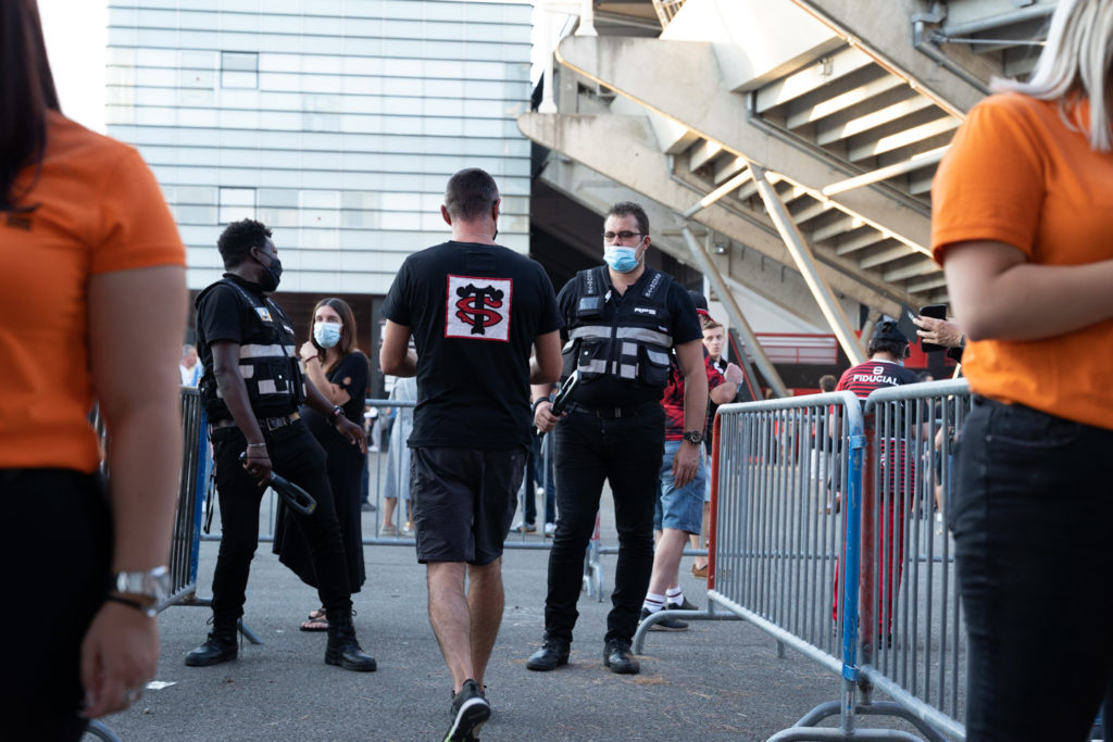 Un supporter du Stade Toulousain s'apprète à passer le contrôle de sécurité à l'entrée du stade. Après une année de matches à huis-clos en raison de la crise sanitaire, le public a pu de nouveau se rendre au stade Ernest Wallon à l’occasion du match de clôture de la 2e journée du Top 14. Champion de France en titre, le Stade Toulousain recevait le Rugby Club Toulonnais. Le match s'est joué à guichets fermés et près de 19000 contrôles de pass sanitaires ont été effectués à l'entrée du stade. Le Stade Toulousain l’a remporté par 41 à 10. Toulouse, stade Ernest Wallon, le 12 septembre 2021.