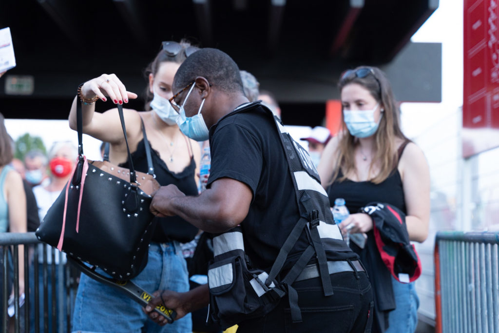 Un agent de sécurité vérifie le contenu du sac à main d'une membre du public. Après une année de matches à huis-clos en raison de la crise sanitaire, le public a pu de nouveau se rendre au stade Ernest Wallon à l’occasion du match de clôture de la 2e journée du Top 14. Champion de France en titre, le Stade Toulousain recevait le Rugby Club Toulonnais. Le match s'est joué à guichets fermés et près de 19000 contrôles de pass sanitaires ont été effectués à l'entrée du stade. Le Stade Toulousain l’a remporté par 41 à 10. Toulouse, stade Ernest Wallon, le 12 septembre 2021.