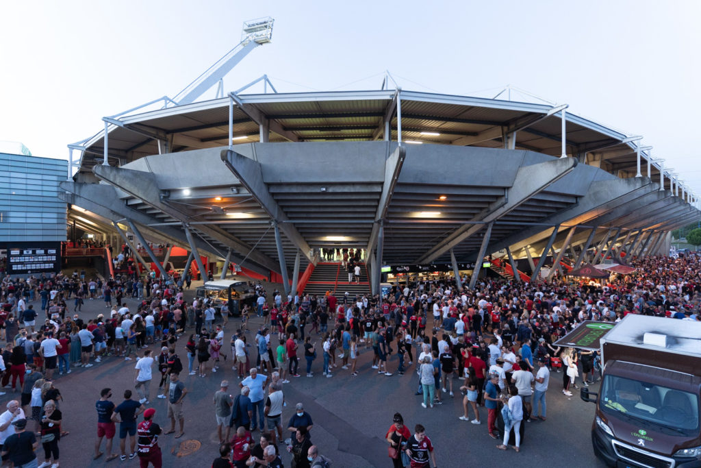 Après une année de matches à huis-clos en raison de la crise sanitaire, le public a pu de nouveau se rendre au stade Ernest Wallon à l’occasion du match de clôture de la 2e journée du Top 14. Champion de France en titre, le Stade Toulousain recevait le Rugby Club Toulonnais. Le match s'est joué à guichets fermés et près de 19000 contrôles de pass sanitaires ont été effectués à l'entrée du stade. Le Stade Toulousain l’a remporté par 41 à 10. Toulouse, stade Ernest Wallon, le 12 septembre 2021.