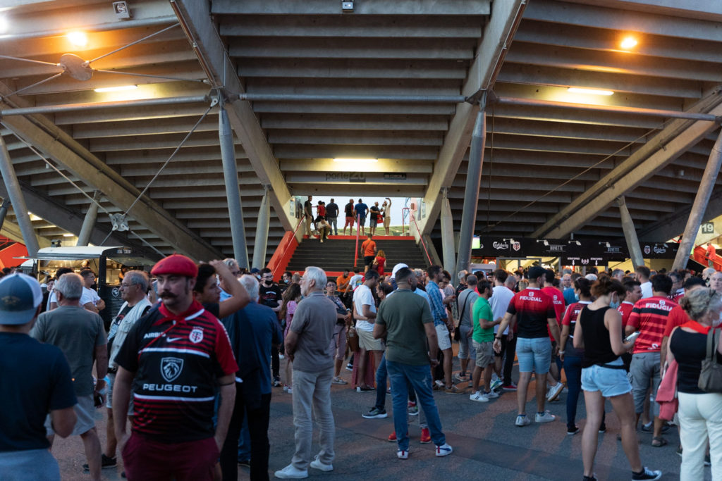 Après une année de matches à huis-clos en raison de la crise sanitaire, le public a pu de nouveau se rendre au stade Ernest Wallon à l’occasion du match de clôture de la 2e journée du Top 14. Champion de France en titre, le Stade Toulousain recevait le Rugby Club Toulonnais. Le match s'est joué à guichets fermés et près de 19000 contrôles de pass sanitaires ont été effectués à l'entrée du stade. Le Stade Toulousain l’a remporté par 41 à 10. Toulouse, stade Ernest Wallon, le 12 septembre 2021.