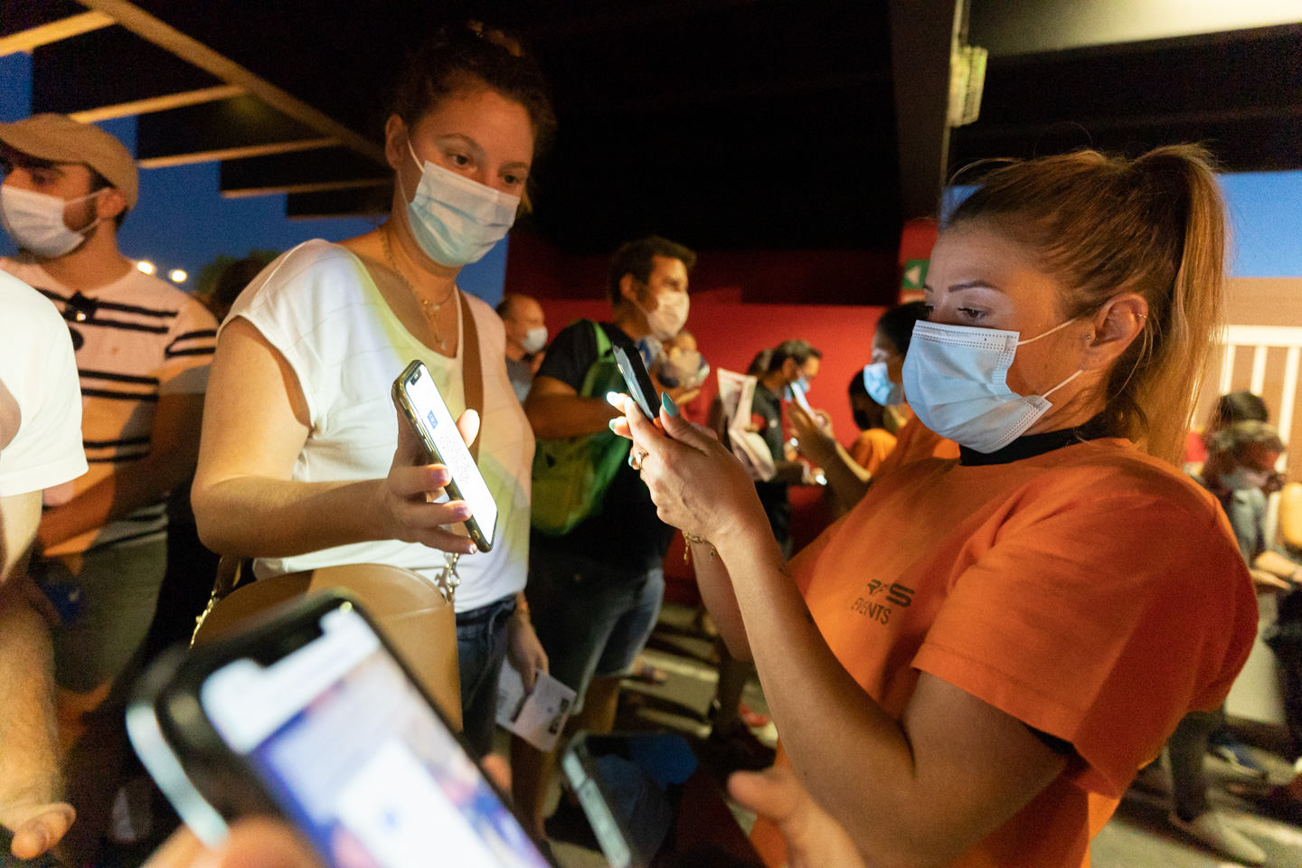 Une hôtesse d'accueil vérifie le pass sanitaire d'une membre du public. Après une année de matches à huis-clos en raison de la crise sanitaire, le public a pu de nouveau se rendre au stade Ernest Wallon à l’occasion du match de clôture de la 2e journée du Top 14. Champion de France en titre, le Stade Toulousain recevait le Rugby Club Toulonnais. Le match s'est joué à guichets fermés et près de 19000 contrôles de pass sanitaires ont été effectués à l'entrée du stade. Le Stade Toulousain l’a remporté par 41 à 10. Toulouse, stade Ernest Wallon, le 12 septembre 2021.