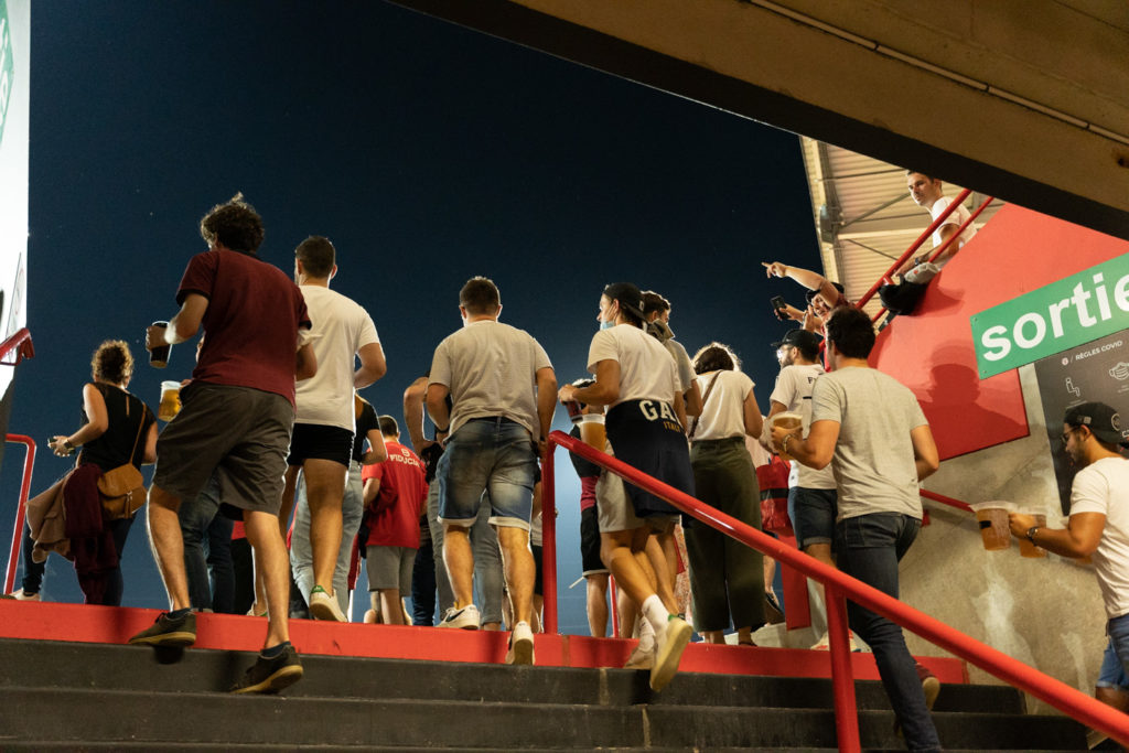 Les spectateurs montent les marches menant aux gradins. Après une année de matches à huis-clos en raison de la crise sanitaire, le public a pu de nouveau se rendre au stade Ernest Wallon à l’occasion du match de clôture de la 2e journée du Top 14. Champion de France en titre, le Stade Toulousain recevait le Rugby Club Toulonnais. Le match s'est joué à guichets fermés et près de 19000 contrôles de pass sanitaires ont été effectués à l'entrée du stade. Le Stade Toulousain l’a remporté par 41 à 10. Toulouse, stade Ernest Wallon, le 12 septembre 2021.