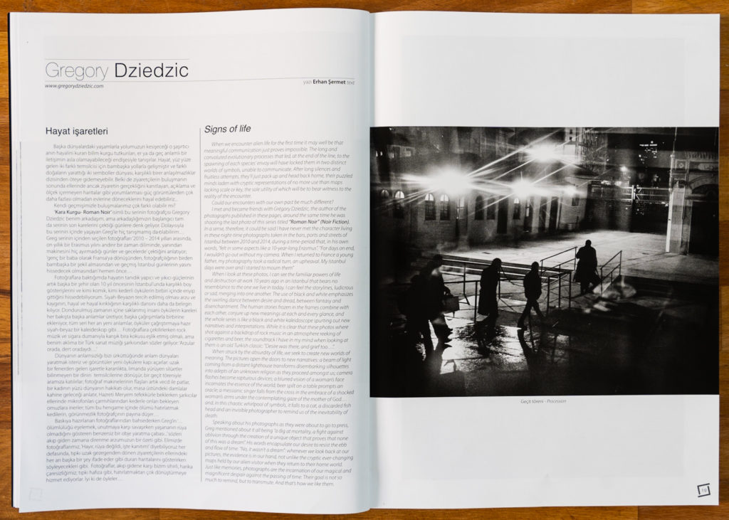 Double page d'ouverture (sur 10) de la publication "Roman Noir"  par Grégory Dziedzic. La série « Roman  Noir », une auto-fiction urbaine nocturne composée de photos prises dans le quartier de Beyoglu, à Istanbul, entre 2010 et 2014, a été publiée pour la première fois sur 10 pages dans le numéro 66 (mai-juin-juillet 2020) du magazine turc de photoreportage İz co-fondé par Ara Güler.