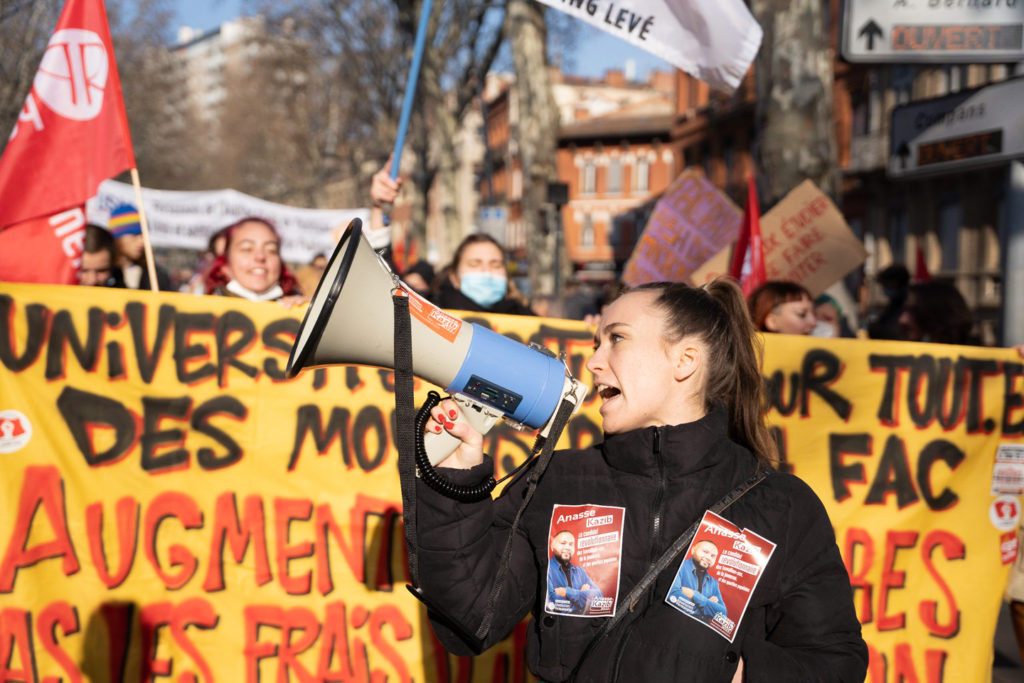 Une militante de "la Révolution Permanente" scande des slogans dans un mégaphone lors de la manifestation interprofessionnelle pour la hausse des salaires organisée à l’appel des organisations syndicales CGT (Confédération générale du travail), FO (Force ouvrière), FSU (Fédération syndicale unitaire) et Solidaires.  Toulouse, le 27 janvier 2022.