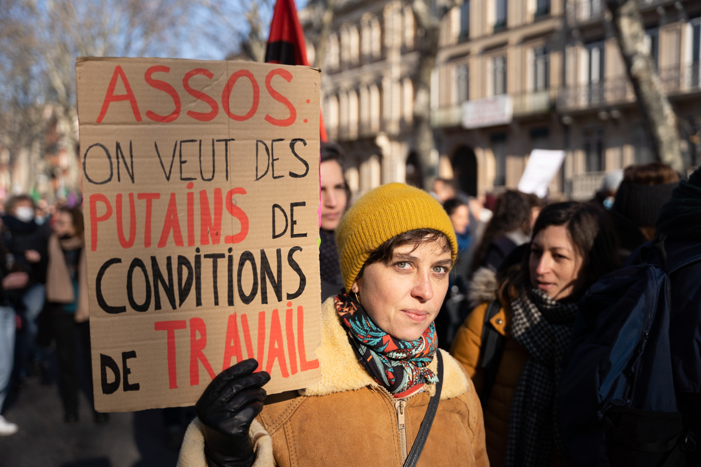 Une salariée du milieu associatif brandit une pancarte réclamant de meilleures conditions de travail lors de la manifestation interprofessionnelle pour la hausse des salaires organisée à l’appel des organisations syndicales CGT (Confédération générale du travail), FO (Force ouvrière), FSU (Fédération syndicale unitaire) et Solidaires.  Toulouse, le 27 janvier 2022.