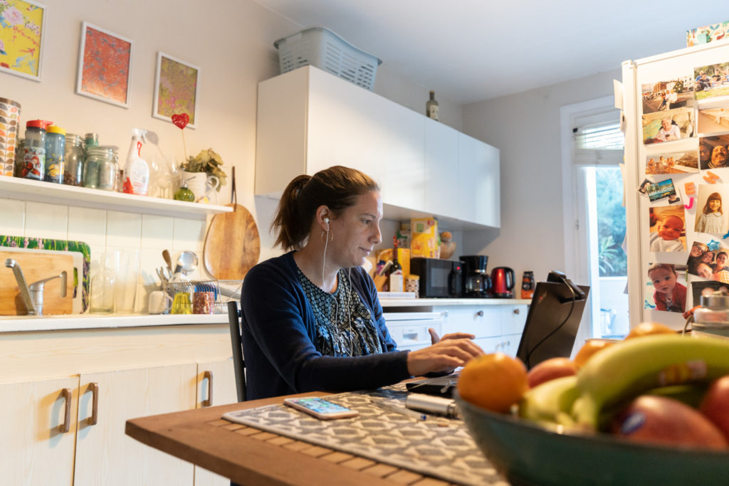 France, Toulouse, 2020-11-25. An English teacher prepares a remote lecture from the kitchen of her appartment flat. In order to curb COVID contaminations. France entered its second lockdown on 28 october 2020. Photograph by Gregory DZIEDZIC / Hans Lucas. France, Toulouse, 2020-11-25. Une formatrice en langue anglaise prepare un cours à distance pendant le confinement depuis la cuisine de son appartement. Le second confinement a ete mis en place le 28 octobre 2020 dans le cadre de la pandemie de COVID afin de reduire les contaminations. Photographie par Gregory DZIEDZIC / Hans Lucas.