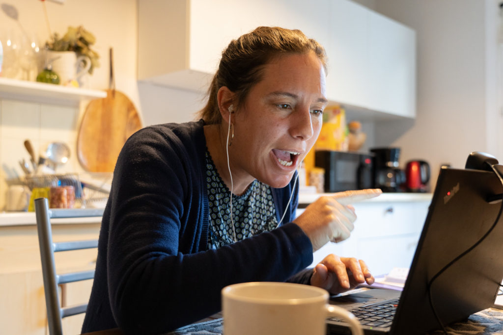 Depuis sa cuisine, une formatrice en langue anglaise donne un cours à distance  pendant le confinement lié à la crise du COVID. Toulouse, 25 novembre 2020.