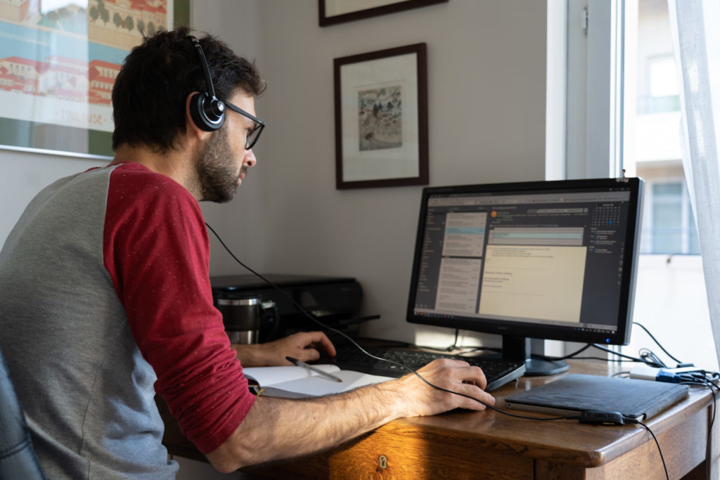 Un informaticien employé d'une start-up chez lui en télétravail devant son poste de travail. Toulouse, 26 novembre 2020.