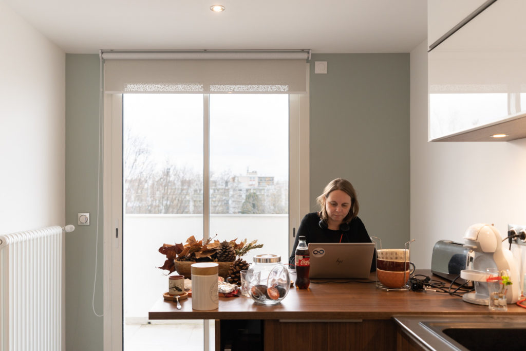 Une employée d'un grand groupe aéronautique en télétravail dans la cuisine de son appartement. Toulouse, 26 novembre 2020.