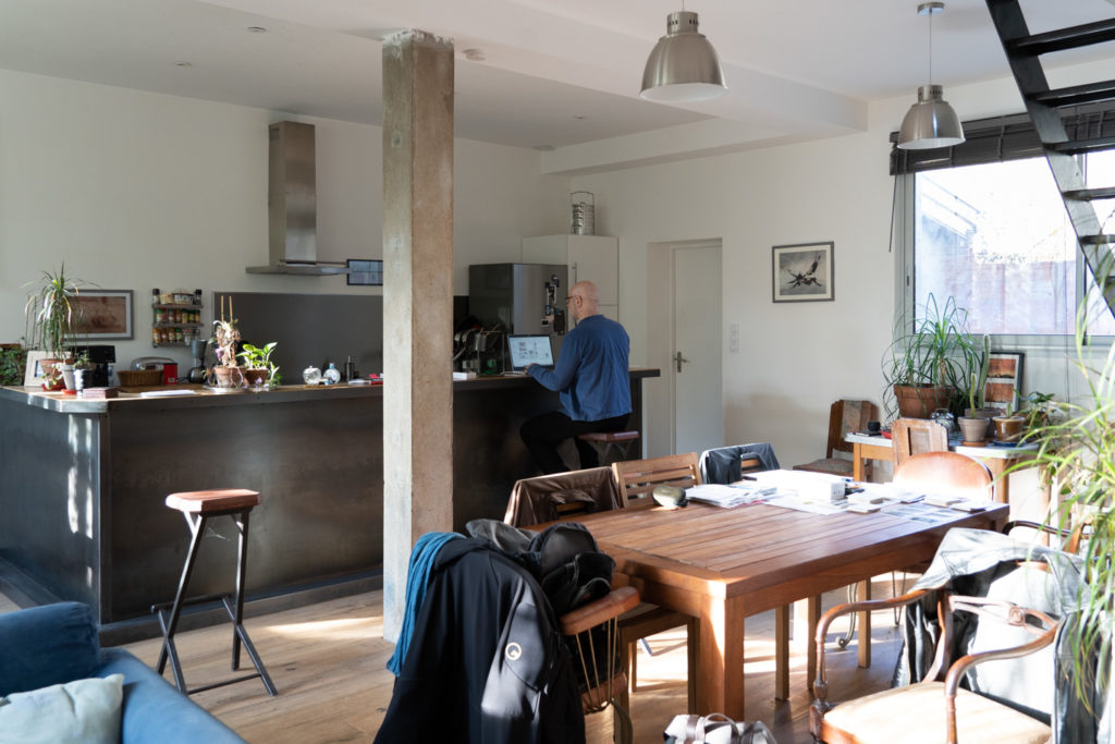 Un salarié en télétravail chez lui sur le bar de sa cuisine américaine. Toulouse, 27 novembre 2020.