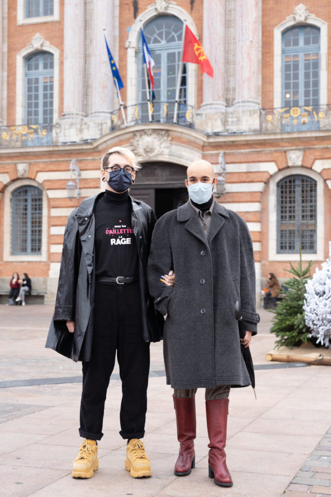 Un couple gay pose devant l'hôtel de ville de Toulouse, place du Capitole à l'occasion du rassemblement organisé par Act Up Sud-Ouest pour la journée mondiale contre le VIH/SIDA. Toulouse, le 1er décembre 2020.