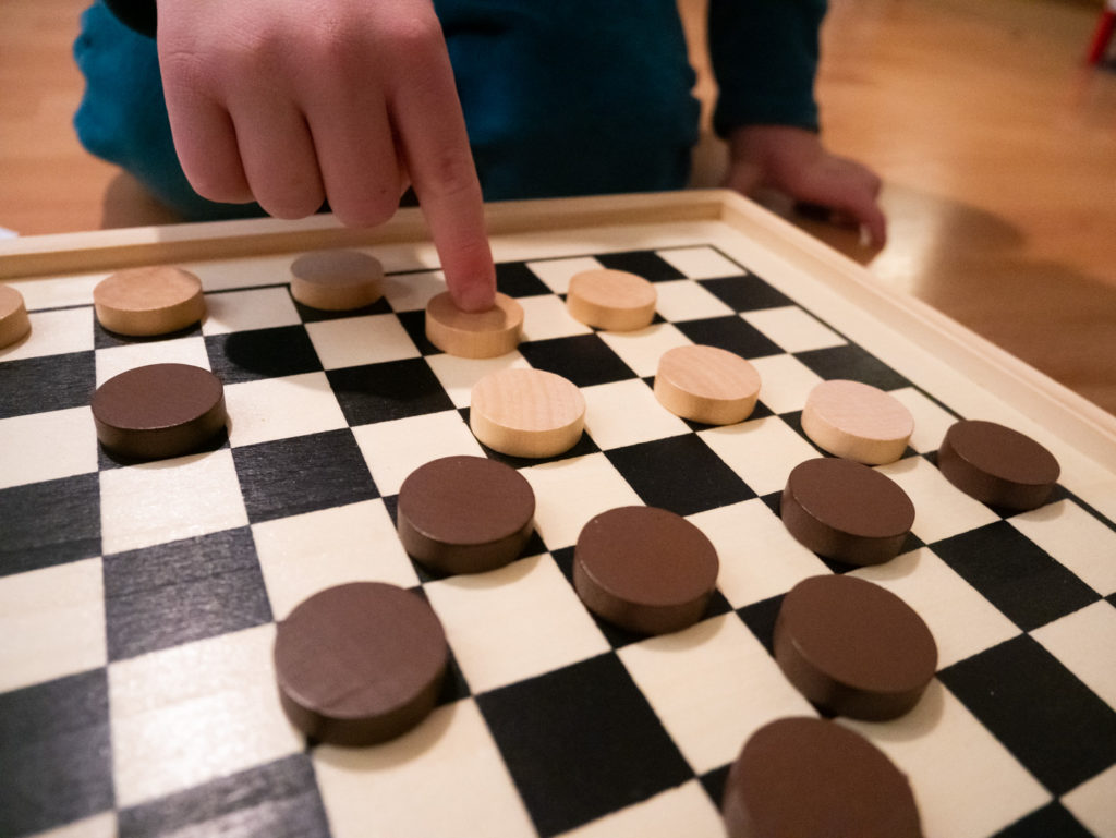 Une partie de dames. Alors que se profile le spectre de possibles restrictions sanitaires, les vacances de Noël ont été l’occasion pour les parents d’enfants en bas âge d’expérimenter le confinement en famille.  Les jeux de société traditionnels ont connu un essor commercial considérable pendant l'année 2020. Toulouse, décembre 2020.