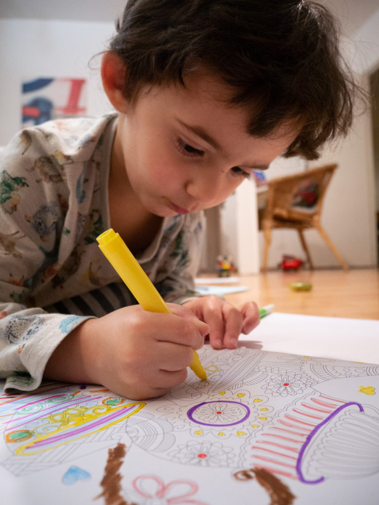 Un enfant en pyjama fait du coloriage. Alors que se profile le spectre de possibles restrictions sanitaires, les vacances de Noël ont été l’occasion pour les parents d’enfants en bas âge d’expérimenter le confinement en famille. Toulouse, décembre 2020.