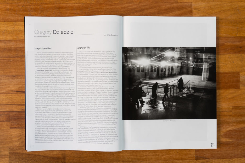 Double page d'ouverture de la publication "Roman Noir"  par Grégory Dziedzic. La série « Roman  Noir », une auto-fiction urbaine nocturne composée de photos prises dans le quartier de Beyoglu, à Istanbul, entre 2010 et 2014, a été publiée pour la première fois sur 10 pages dans le numéro 66 (mai-juin-juillet 2020) du magazine turc de photoreportage İz co-fondé par Ara Güler.