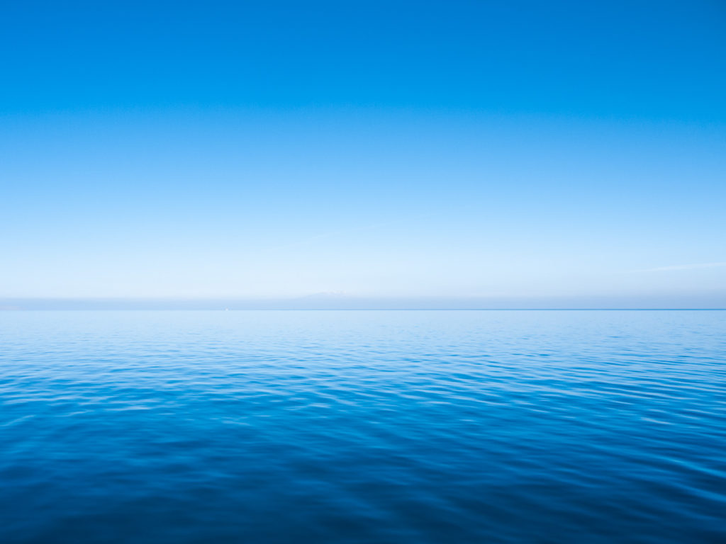 Les eaux du lac de Van, le plus grand de Turquie, s'étendent à perte de vue pendant la traversée en bâteau vers l'île d'Akdamar. Van (Turquie), novembre 2010.