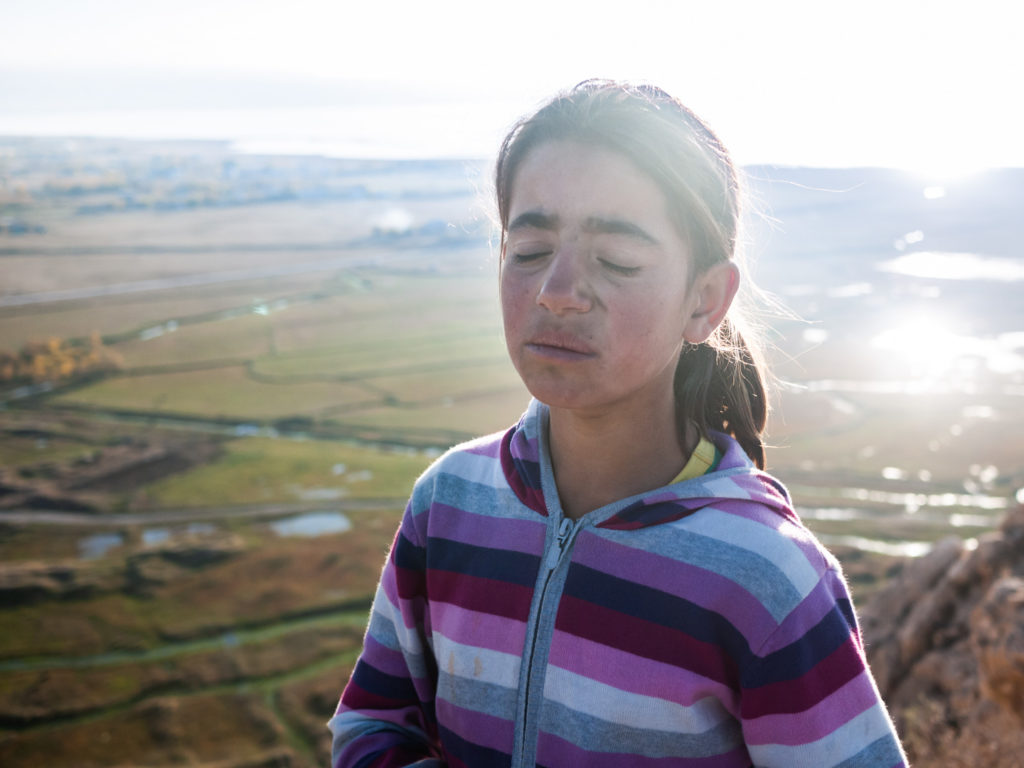 Fatiguée, une jeune guide kurde ferme les yeux un court instant entre deux explications depuis les hauteurs de l'ancienne forteresse de Van. Van (Turquie), novembre 2010.