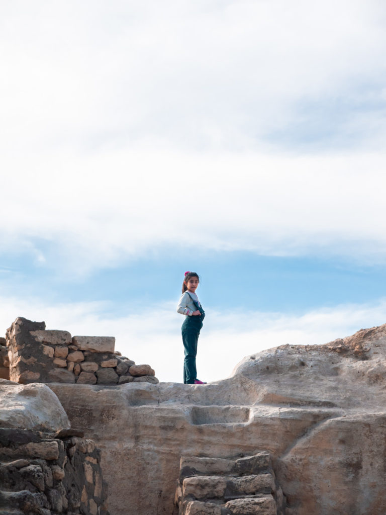 Une petite fille debout sur un promontoir rocheux. Hasankeyf (Turquie), novembre 2010.