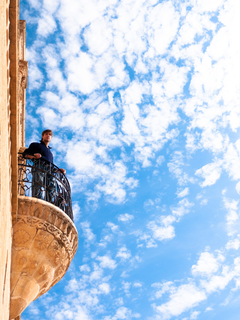 Un touriste (Javier) sur un des balcons de Midyat Konukevi. Mardin (Turquie), novembre 2010.