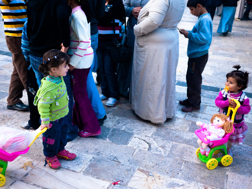 Deux petites filles se font face dans la foule à proximité du Lac des poissons (balikli göl). Urfa (Turquie), novembre 2010.