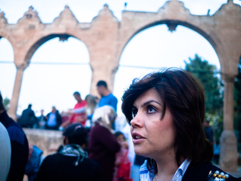 Une femme dans la foule à proximité du Lac des poissons (balikli göl). Urfa (Turquie), novembre 2010.