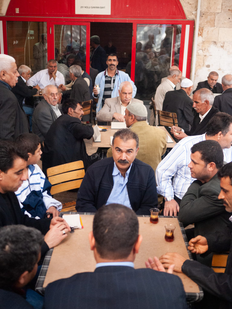 Sur la terrasse d'une maison de thé traditionnelle uniquement fréquentée par des hommes, ces derniers boivent du thé et jouent à "Okey" - un jeu de dominos . Urfa (Turquie), novembre 2010.