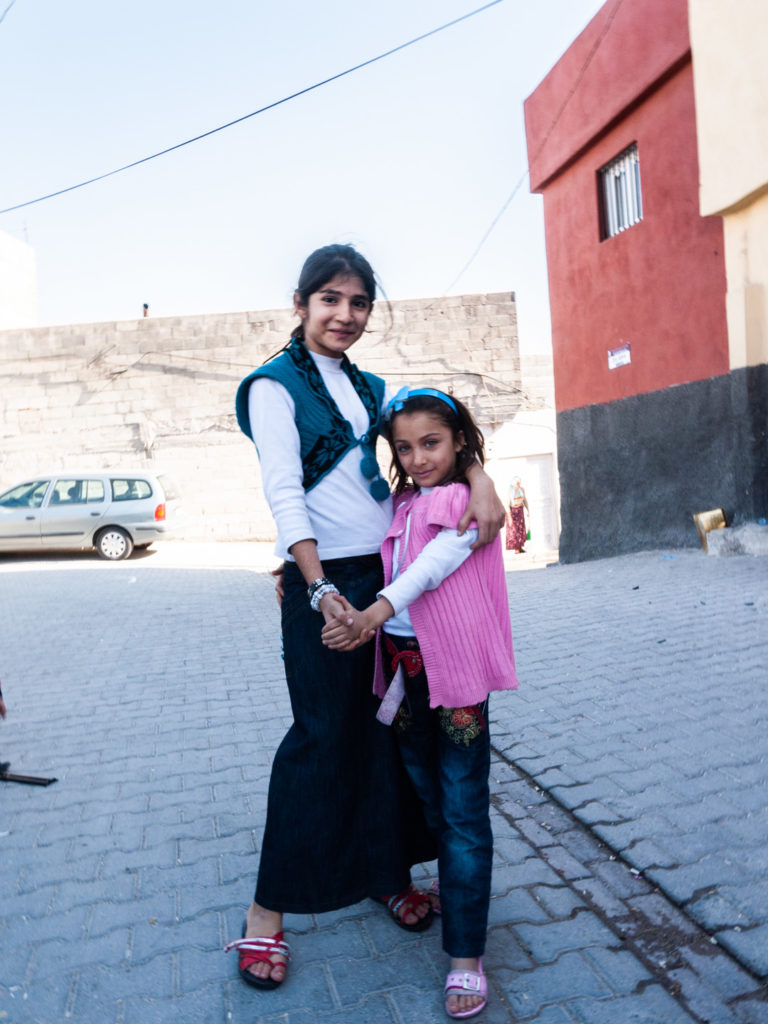 Deux sœurs prennent la pose dans une rue du centre-ville. Urfa (Turquie), novembre 2010.