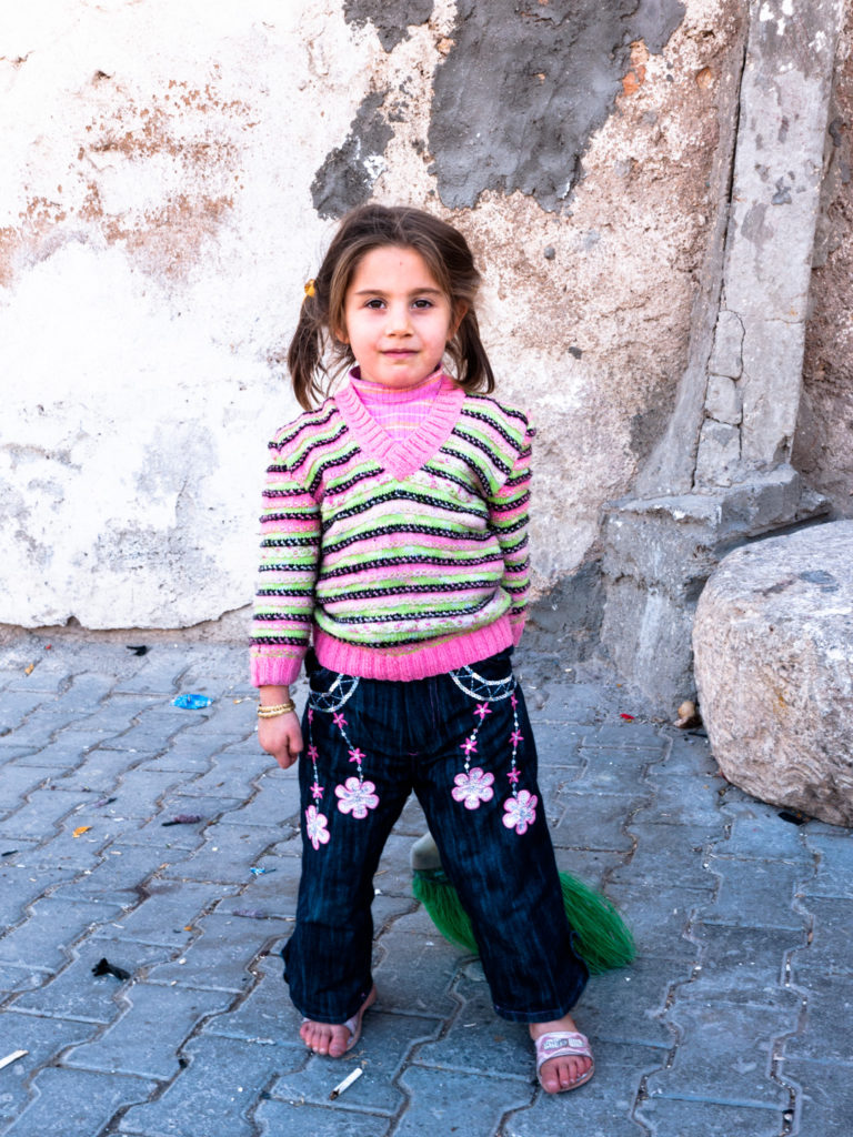 Une petite fille kurde surprise avec son balais. Urfa (Turquie), novembre 2010.