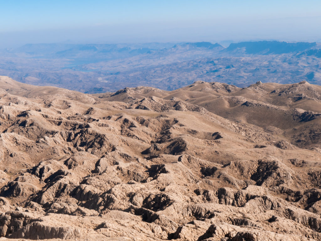 Depuis le sommet du mont Nemrut, vue sur la chaîne montagneuse à l'est. Nemrut Dagi (Turquie), novembre 2010.