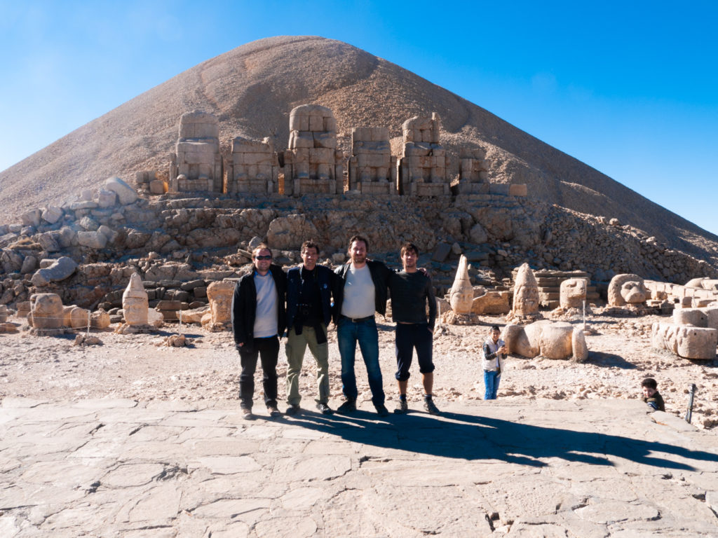 Quatre touristes européens (François, Federico, Grégory et Javier) posent au pied du site archéologique Nemrut Dagi, dans l'Est de la Turquie. Nemrut Dagi (Turquie), novembre 2010.