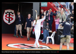 Romain Ntamack portant la flamme olympique dans le stade toulousain. Publication le 21 mai 2024 sur le site du journal Paris-Match à l'occasion d'une rétrospective sur le passage de la flamme olympique à Toulouse.