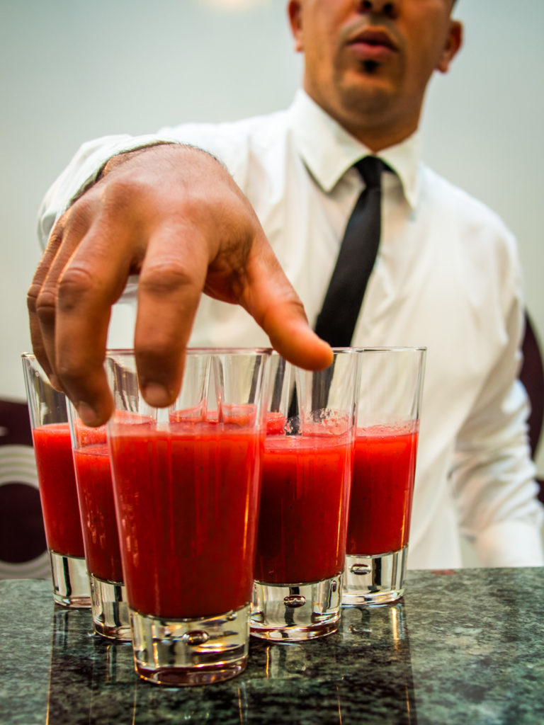 Serveur mettant des boissons en place. Tunis (Tunisie), 2013. © Grégory Dziedzic Photography